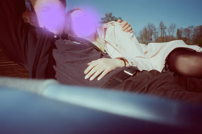 Ein Selfie eines Kundes und einer Escort Lady, die Gesichter sind anonymisiert