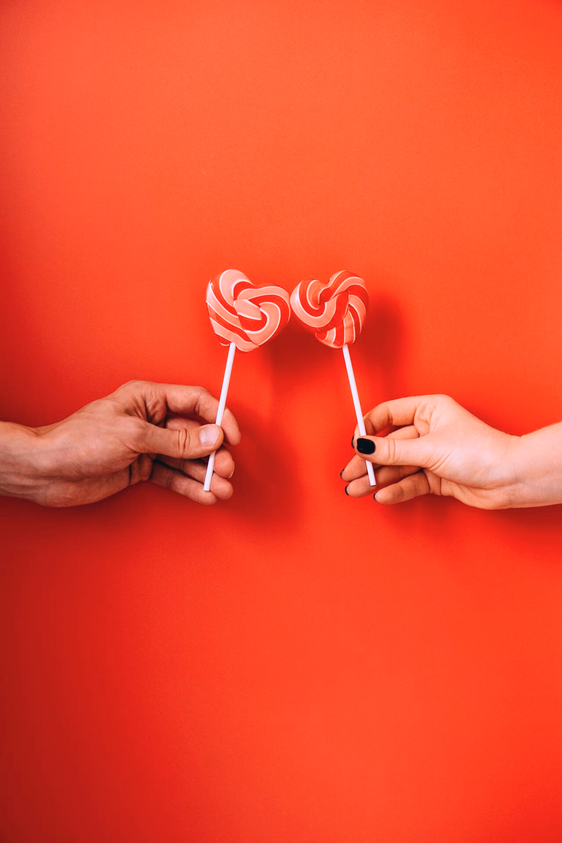 Zwei Herzchen-Lollis die Sex in Hannover symbolisieren