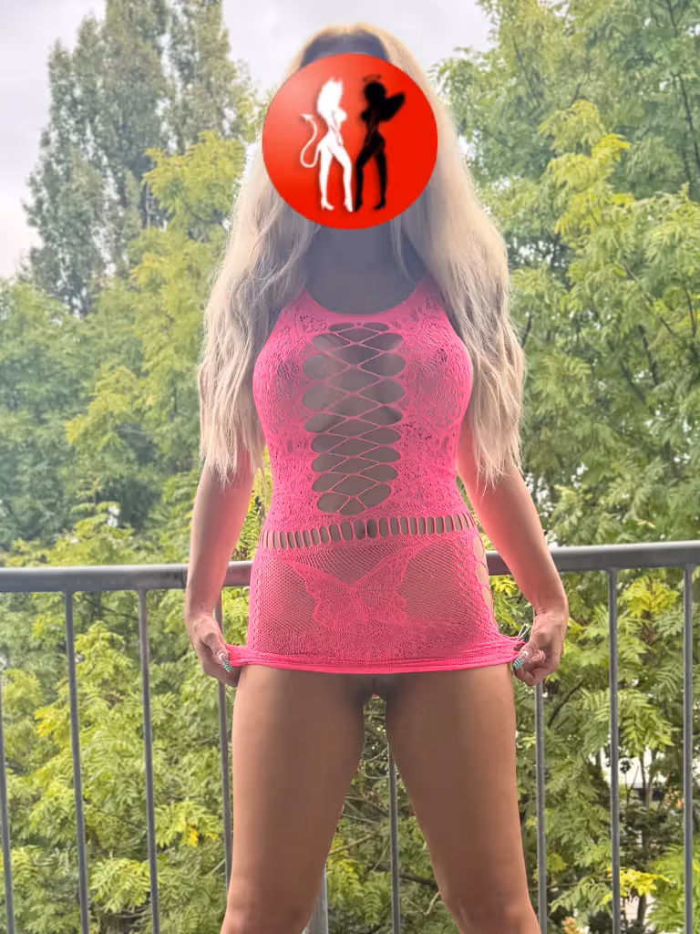 Sophia in pinken Kleid auf dem Balkon