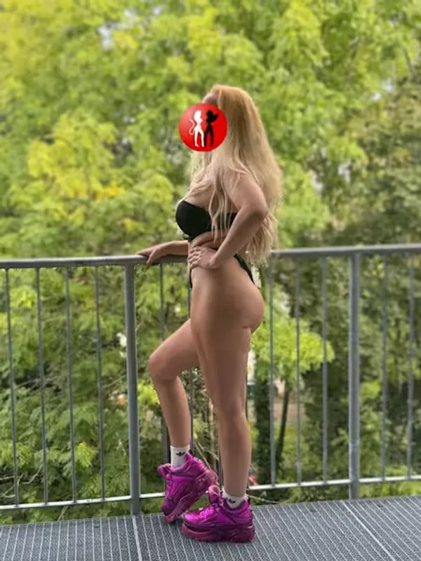 Sophia in pinken Boots auf einem Balkon