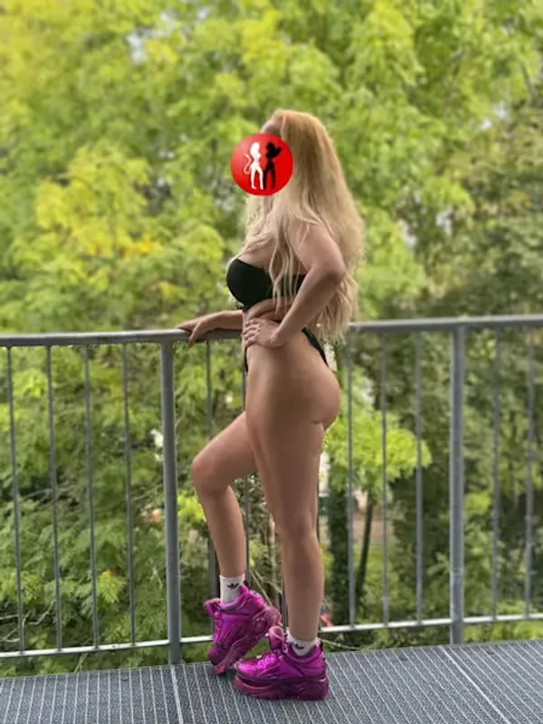 Sophia in pinken Boots auf einem Balkon