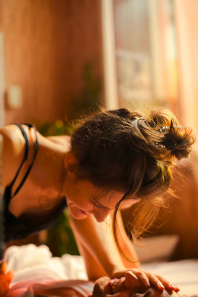 Eine Frau und ein Mann voller Liebe