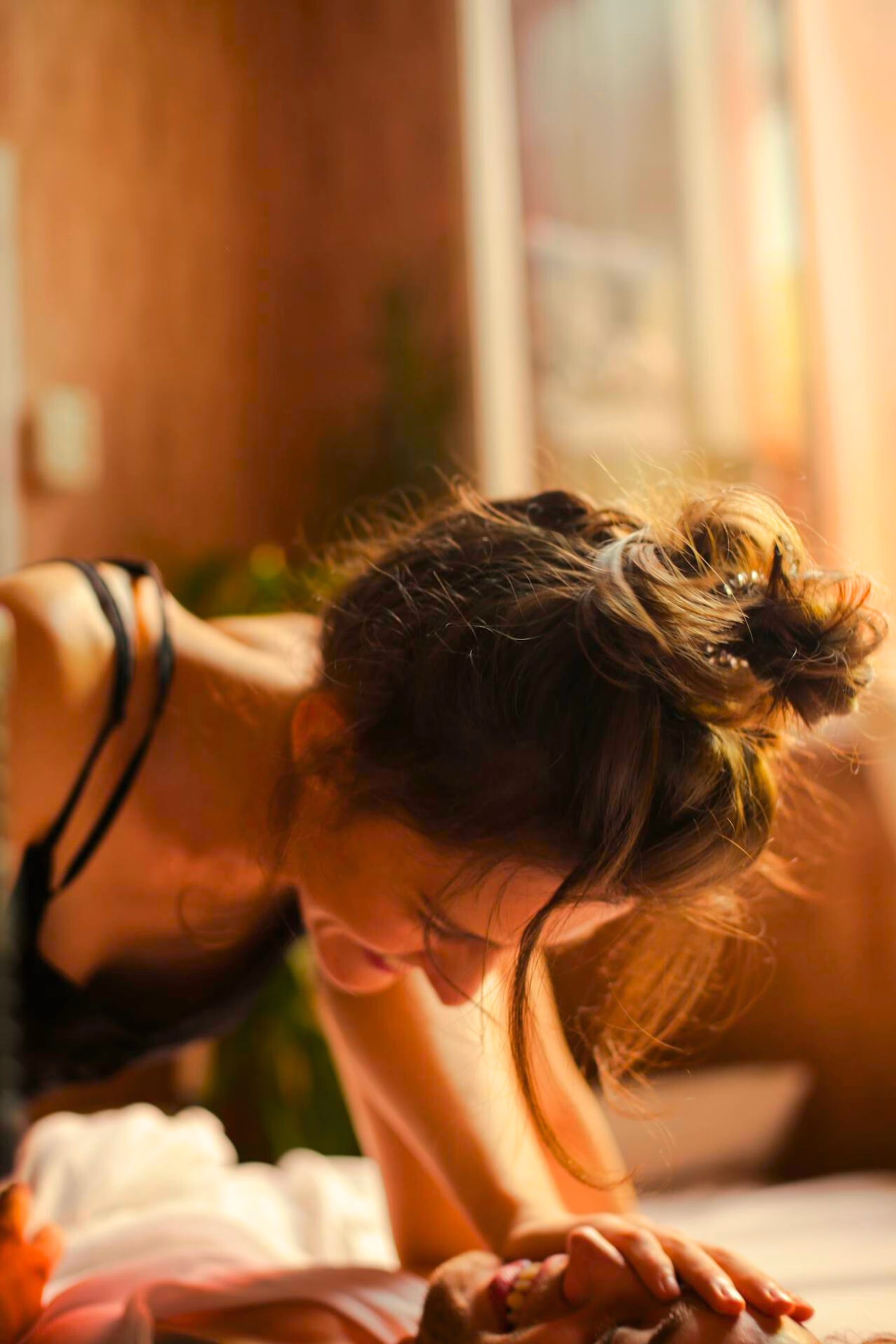 Eine Frau und ein Mann voller Liebe