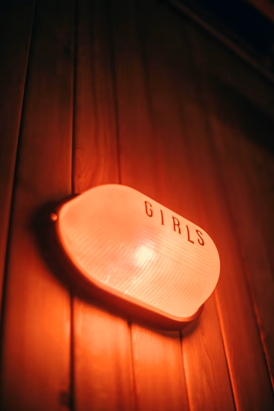 Der Eingang eines Ladens mit roter Beleuchtung