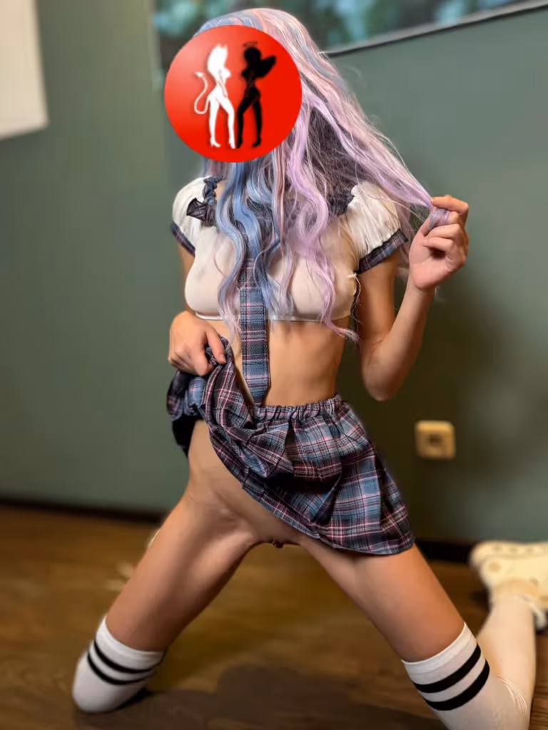 Funtasia spielt mit ihren violetten Haaren und ist unten frei