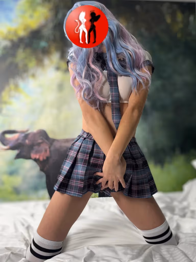 Funtasia in schüchterner Pose im Bett