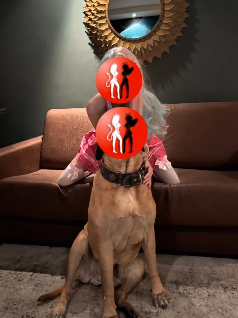 Funtasia kuschelt mit einem großen Kampfhund