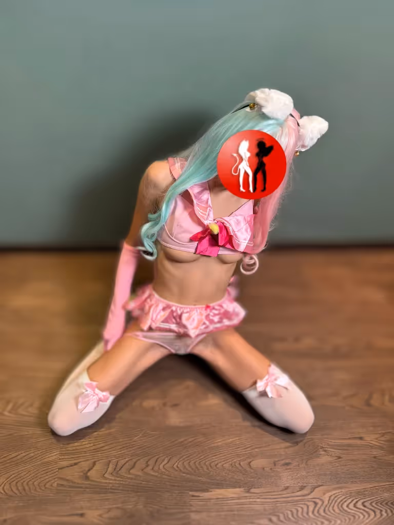 Funtasia kniet in rosa Rock auf dem Boden