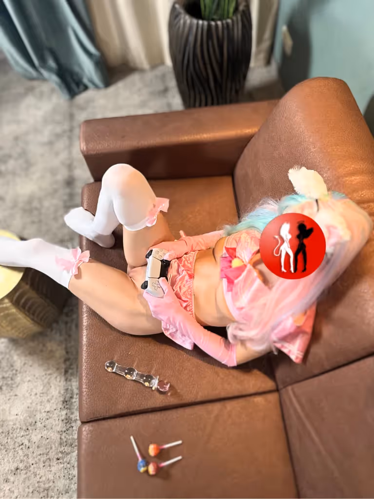 Funtasia spielt PS5 auf der Couch