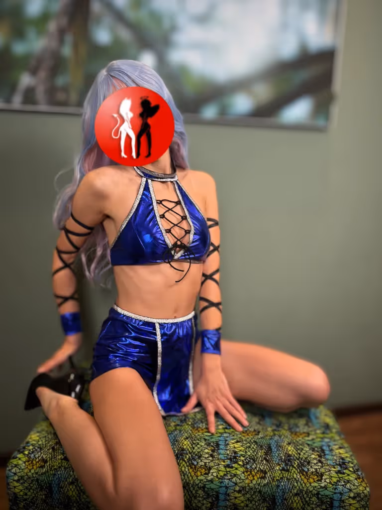 Funtasia in einem blauen Kriegerin-Cosplay