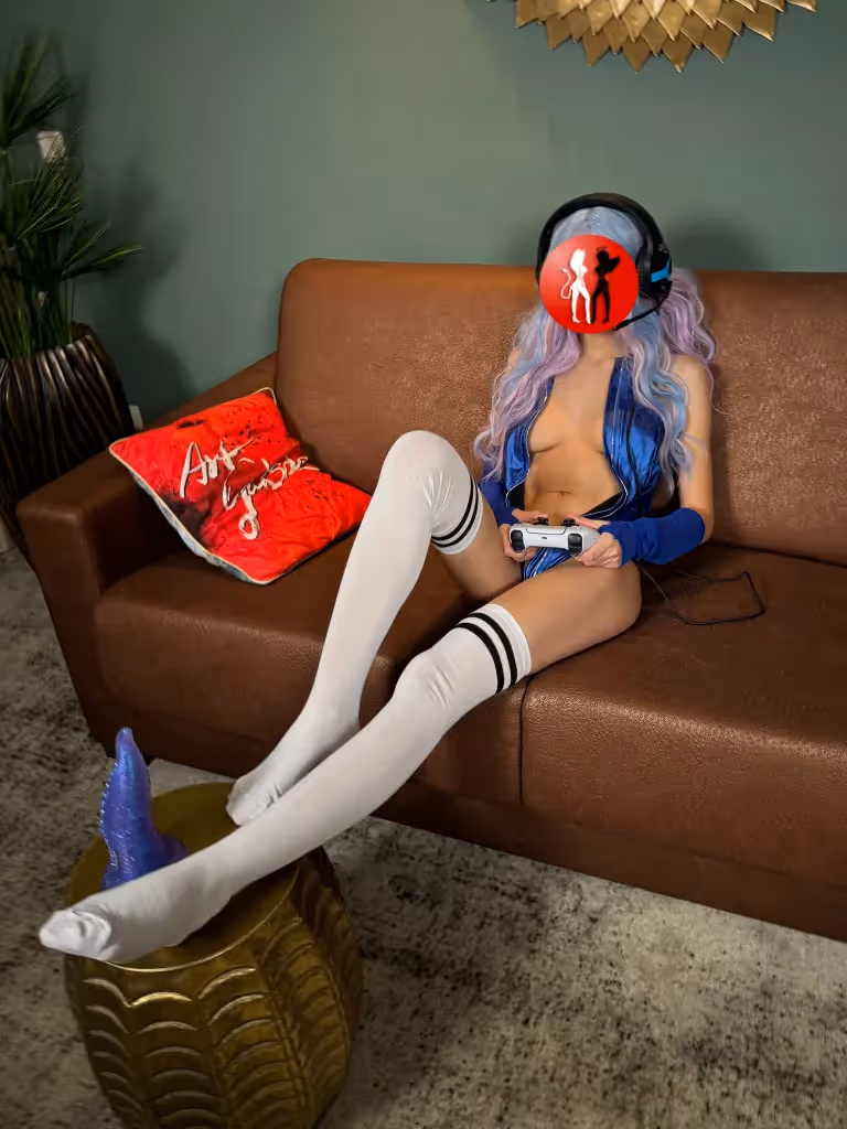 Funtasia spielt PS5 mit Tennis-Socken und blauen Body