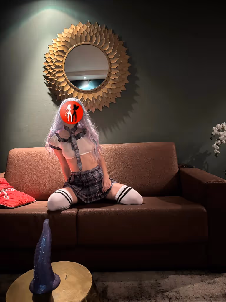 Funtasia alleine und leicht bekleidet im Wohnzimmer