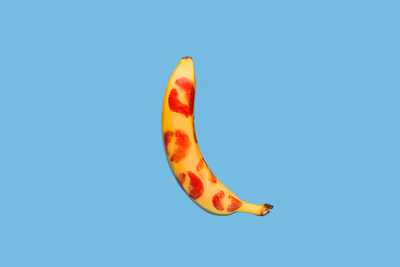 Eine Banane, die mit einem Phallussymbol verglichen werden könnte