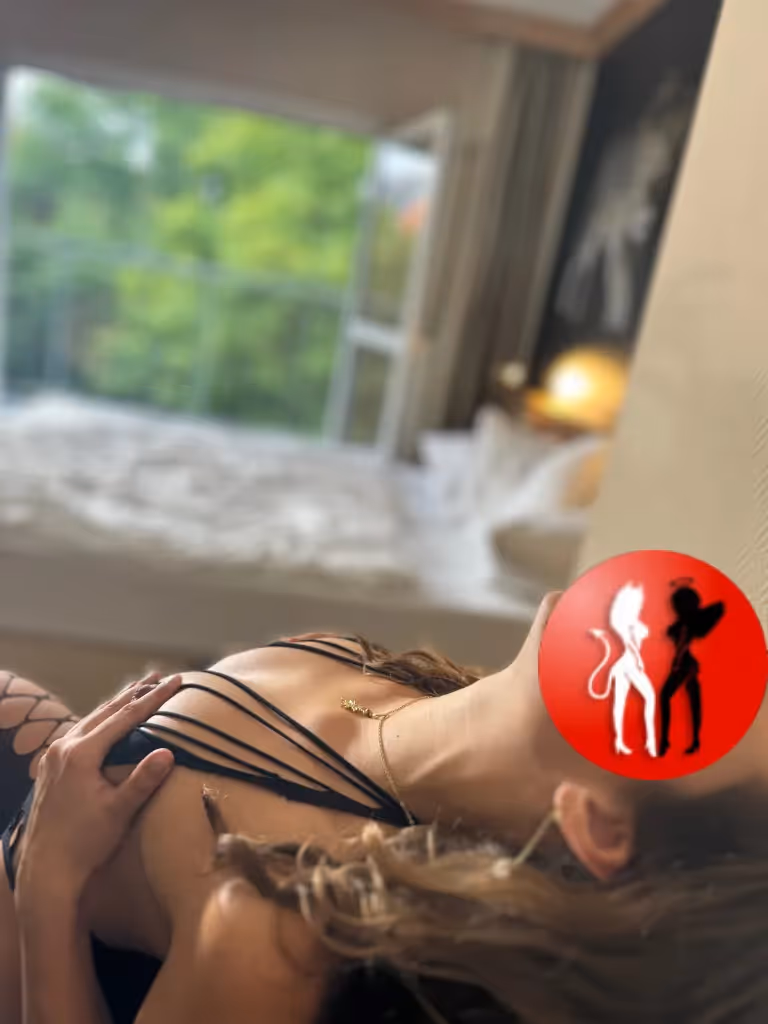 Vivienne berührt sich in einem Hotelzimmer